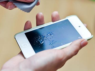 Inilah Tips Bersihkan Smartphone Layar Sentuh dari Sidik Jari